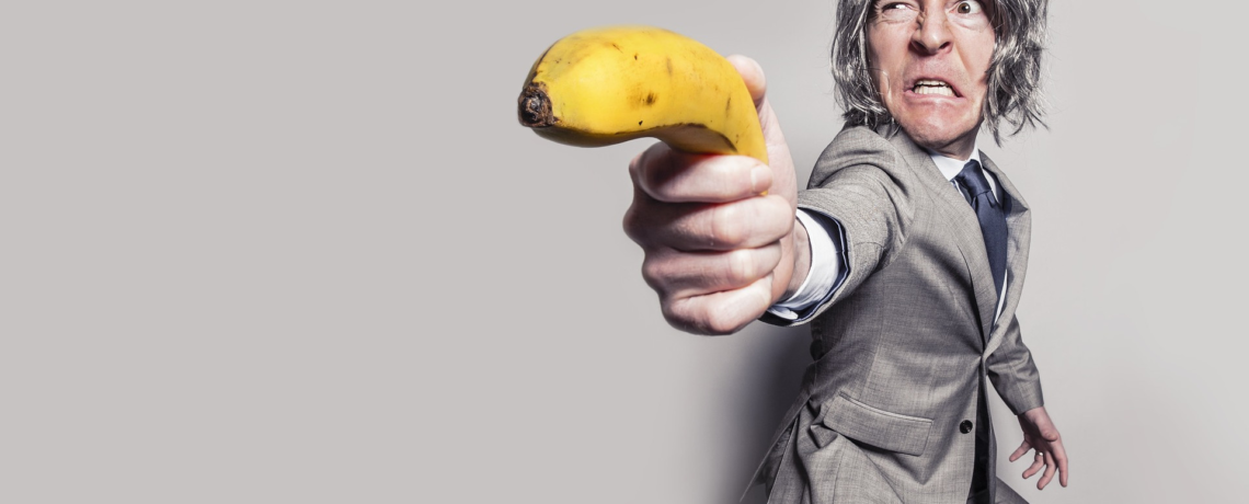 une communication agressive avec une banane