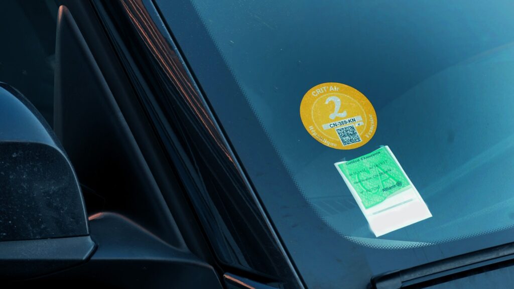 vignette contrôle technique sur le pare-brise d'une automobile