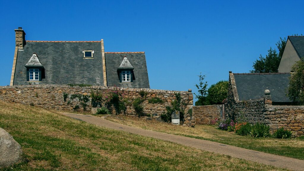 maison typiquement Bretone en bord de mer