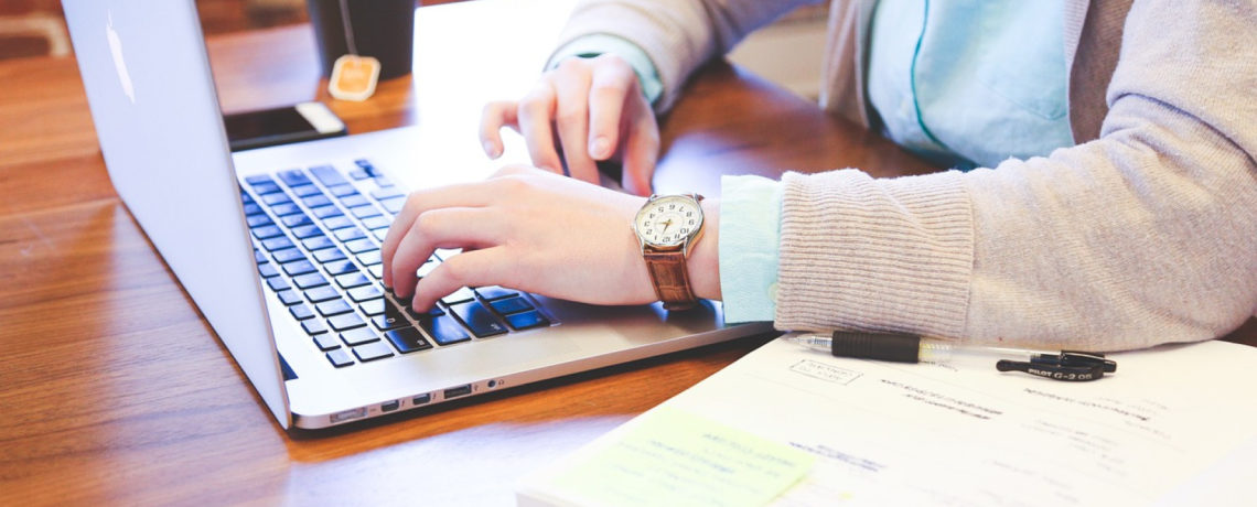 bosser sur un ordinateur laptop